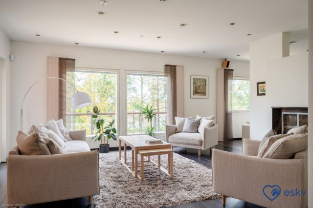 🌞 TARJOLLA OMAKOTITALO RINNETONTILLA NAANTALISSA 🌞  Tule ja tutustu ESKV:n välittämään 2006 valmistuneeseen 236 m²:n omakotitaloon Naantalin Immasissa - keskellä luontoa ja lähellä kaupunkia.  Tässä kodissa erityisesti ihastuttavat:
🌞 Keittiön varustelu jenkkityylisesti
🌞 Kaksipuolinen takka, lämmönlähde niin olohuoneeseen kuin takkahuoneeseen.
🌞 Tilava ja talon mittainen terassi
🌞 Pellettilämmitys ja ilmalämpöpumput  Sijainti Naantalin Immasissa on ihanteellinen. Läheltä löytyvät niin koulut kuin päiväkoditkin, ja bussipysäkille on lyhyehkö kävelymatka.  Tartu tilaisuuteen ja tutustu asuntoon Lamminkedonrinteellä Naantalissa. Kohteemme löydät linkistä biossa. 😉 Voit myös ottaa heti yhteyttä välittäjäämme Eeroon.  Asunnon Sinulle välittää,  Eero Vainio LKV
040 589 6160
eero.vainio@eskv.fi  ESKV LKV - Yksityinen kiinteistönvälittäjäsi Turussa
👉 Oletko myymässä asuntosi? Ota meidät avuksi! @eskvlkv 
👉 Haetko vuokralaista asuntoosi? Jätä meille se työ! @eskvlkv